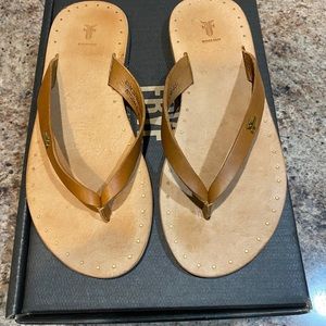 SM feet FRYE sisters 🥰 Ally Logo flip flops Sz5.5
